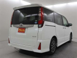 せっかく買うならトヨタのお店で、ご納車前にはトヨタの整備士が点検整備や車検整備の付いたお車、安心のトヨタディラーできまりですねー♪(^^v)