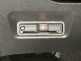 ハンドルの左下にETCがついています。高速道路の料金所の通過も楽々です。 カードの取り出しもしやすい場所についています。