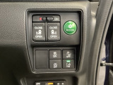 両側電動スライドドアは運転席から操作ができるよう、操作スイッチが付いています。Hondaセンシング用のVSA(ABS+TCS+横滑り抑制)解除と路外逸脱抑制機能などのスイッチがあります。