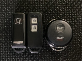 スマートキーを装備しています。鍵を差し込むことなくドアロックの開け閉めと、スタートボタン操作でのエンジンスタートができます。加えて、純正リモコンエンジンスターター用の操作キーもついています。