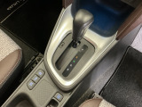 シンプルでスマートな操作のシフトレバーです