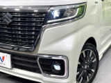 【LEDヘッドライト】悪天候や夜間走行時も良好な視界を確保し安心して運転できる高輝度LEDヘッドライトを装備!点灯速度が早く、消費電力も抑えられています。