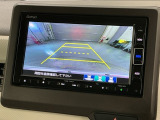 リバースギアに入れるだけで後方の表示へ切り替わります。夜間や雨の日の駐車も楽になりますよ。