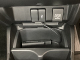 アクセサリーソケットはUSBのアダプターなどをつければ、スマホの充電にも使えます。横にはナビゲーション用の外部入力可能なUSB端子がついており、周辺には物が置けるトレーがついています。
