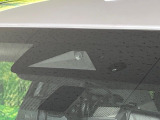 【三菱e-Assist】走行中に前方の車両等を認識し、衝突しそうな時は警報とブレーキで衝突回避と被害軽減をアシスト。より安全にドライブをお楽しみいただけます。