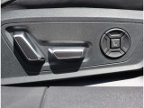 Audi正規ディーラーが高品質をお約束。高度な訓練・教育を受けたAudi専任メカニックが、100項目にもおよぶ精密な点検を実施。すべてクリアしたAudi車だけ、あなたのお手元に届けられるのです