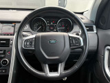 運転席は手の届きやすい位置にボタン類があり、スッキリとしたデザインとなっております。ステアリングも握りやすく、操作性が高い仕様になっております。