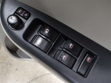運転席から左右のドアミラーの開閉が可能です♪駐車場でのドアミラーの折り畳みが簡単です♪