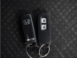 ◆スマートキー◆カギをバッグやポケットに入れたままでもドアロックの開閉ができる『スマートキー』付き!雨天や暗くなってもカギを取り出す必要がなくドアの開錠&エンジンも始動できます