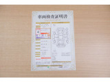 【車両検査証明書】店頭にて、クルマの状態が一目で分かる査証明書を公開中。トヨタ認定検査員が厳しく検査し、状態を点数と図解で表示しています。修復歴はもちろん、傷やヘコミの箇所や程度がご確認いただけます。