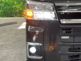 【LEDヘッドライト】悪天候や夜間走行時も良好な視界を確保し安心して運転できる高輝度LEDヘッドライトを装備!点灯速度が早く、消費電力も抑えられています。