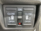 後席は、両側スライドドアになっていて、電動で開閉できます!運転席からこのスイッチで簡単に開閉できます!