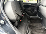 ★セカンドシートアレンジ★ 左右分割式のチップ機構を備えています。荷物の状況に応じて使い分けできます。背の高い荷物も積込みOKです。