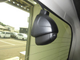 後方にもドライブレコーダーのカメラが付いています。前後両方でお車の周りを監視・記録致します。