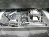スペアタイヤレス車です。応急セットを搭載しております。