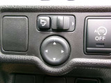 電動格納式ミラーなので、対向車などとのすれ違い時にも便利です。