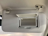 【運転席サンバイザー】鏡が付いているのでメイク直しなどにも便利★