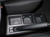 運転席と助手席の間にもカップホルダーと小物入れがあるので飲み物を置けたりして便利ですね!