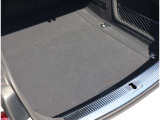Audi正規ディーラーが高品質をお約束。高度な訓練・教育を受けたAudi専任メカニックが、100項目にもおよぶ精密な点検を実施。すべてクリアしたAudi車だけ、あなたのお手元に届けられるのです