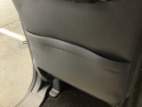 【収納】後部座席収納。散乱しがちな小物を収納するのに便利です。お子様のおもちゃやティッシュボックス、書類等様々なものの収納が可能です。