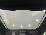 【ガラスルーフ】ガラスルーフ搭載で車内の解放感が一気にアップ!開放的なドライブをお楽しみいただけます。