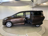 助手席側は電動スライドドアになってます。運転席やキーのリモコンで開閉できるので手が塞がっていても楽に積み降ろし出来ますよ。