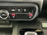 運転席/助手席シートヒーターで寒い日もすぐに温かくなり快適に過ごせます。2段階の温度調整が可能です