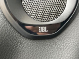 【JBLサウンドシステム】メーカーオプションの高品位サウンドシステムを搭載。専用のチューニングが施された大小様々なスピーカーから良質なサウンドが奏でられ、臨場感あふれる音響空間を演出します。