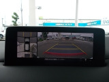 狭い場所での駐車やすれ違いなどでより的確な運転操作に役立つ360&deg;ビューモニターが装備されています。