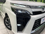 【LEDヘッドライト】悪天候や夜間走行時も良好な視界を確保し安心して運転できる高輝度LEDヘッドライトを装備!点灯速度が早く、消費電力も抑えられています。