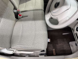 運転席シート足元です。