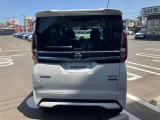 後部座席はプライバシーガラスとなっています。座っている人や置いてある荷物が見えにくくなっているのでプライバシーの確保が出来ます。ぜひ見て確認してみて下さい