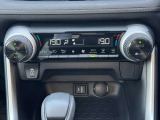 デュアルエアコン装備。運転席と助手席で別々に温度調整が可能です。