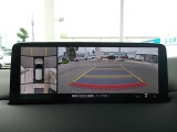 狭い場所での駐車やすれ違いなどでより的確な運転操作に役立つ360&deg;ビューモニターが装備されています。