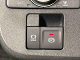 指先だけで簡単に操作が可能な電動パーキングブレーキを採用。「HOLD」スイッチを押すと、渋滞や信号待ちなどでブレーキペダルから足を離しても、ブレーキを保持するので安心です