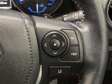 マルチインフォメーションディスプレイ内の表示切替や運転支援機能、オーディオの操作をステアリングから手を放さず行うことができ、運転に集中できます。