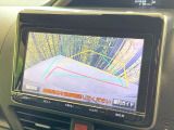 【バックカメラ】駐車時に後方がリアルタイム映像で確認できます。大型商業施設や立体駐車場での駐車時や、夜間のバック時に大活躍!運転スキルに関わらず、今や必須となった装備のひとつです!