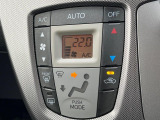 【オートエアコン】一度お好みの温度に設定すれば、車内の温度を検知し風量や温度を自動で調整。暑い&hellip;寒い&hellip;と何度もスイッチ操作をする必要はありません。快適な車内空間には必須の機能ですね♪