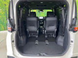 普段のお買い物や通勤、送迎等に十分な荷室スペースを確保しております。三列目を跳ね上げると、大きな荷物の積載も可能です♪