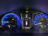 視認性に優れたメーターを採用しており、走行中でも車速や情報が分かりやすく表示されます。運転時の視線移動をむりのない範囲に抑え、快適で安心感のあるドライブをサポートします。