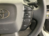 前方の車との車間を設定し、スピードを上げたり緩めたりを自動で行ってくれる追尾式の「レーダークルーズ」。上級装備の一つです!高級車にしかつかない嬉しい機能です。