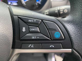 【プロパイロット】高速道路でアクセル、ブレーキ、ステアリング操作をクルマがサポート。高速走行におけるドライバーの負担を軽減します。その下には、携帯電話用ハンズフリースイッチが並びます。