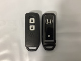 スマートキーを装備しています。鍵を差し込むことなくドアロックの開け閉めと、スタートボタン操作でのエンジンスタートができます。スペアキーも同じものを用意しております。