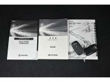 保証書・記録簿・取扱説明書と揃っております。キーの電池は新品にお取替えしてから納車させていただきますので安心してお乗りください。