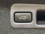 【パワーバックドア】スマートキーや運転席のボタンを押すだけでリアゲートが自動で開閉します!荷物を持っている時や、高い位置にあるバックドアを閉める際に便利な機能です♪