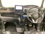 車内は光触媒抗菌消臭施工済です。インパネ周りはスタイリッシュなデザインで機能や装備も充実しています。グローブボックスやカップホルダーのほかにトレーなどたくさんの収納スペースが付いています。