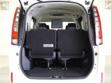 3列目シートは跳ね上げ式で折りたたみ可能です。キャンプ用品など大きな荷物もばっちり収納可能です!