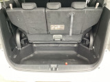 荷室は3列目シートを立てたままでも十分な容量があります。