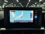 ディスプレイオーディオやカーナビは、現代のドライブにおいて欠かせない装備のひとつです。初めての場所でも迷いにくく、快適なルート案内で運転をサポートします。移動中のエンターテインメント性も高まります。