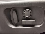 【電動シート】シートポジションは電動にて微調節が可能になります。